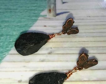 Boucles d'oreilles cuivre papillons pierres de tourmalines noires brutes