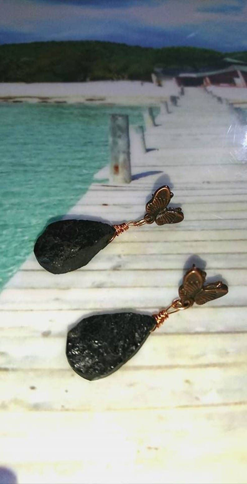 Boucles d'oreilles cuivre papillons pierres de tourmalines noires brutes image 1