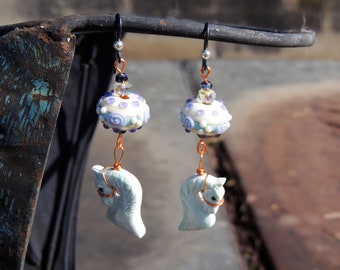 Boucles d'oreilles crochets en niobium 16mm têtes de chevaux sculptées dans du Larimar, perles filées verre créateur