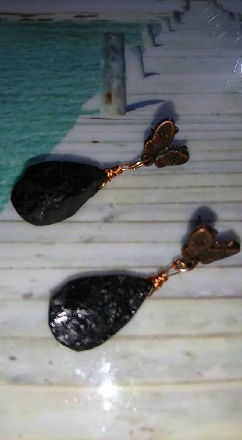 Boucles d'oreilles cuivre papillons pierres de tourmalines noires brutes image 5