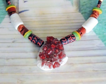 Sautoir cuir Quartz Rouge 39*33mm et  perles du Ghana en verre recyclé