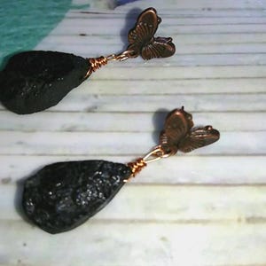 Boucles d'oreilles cuivre papillons pierres de tourmalines noires brutes image 2