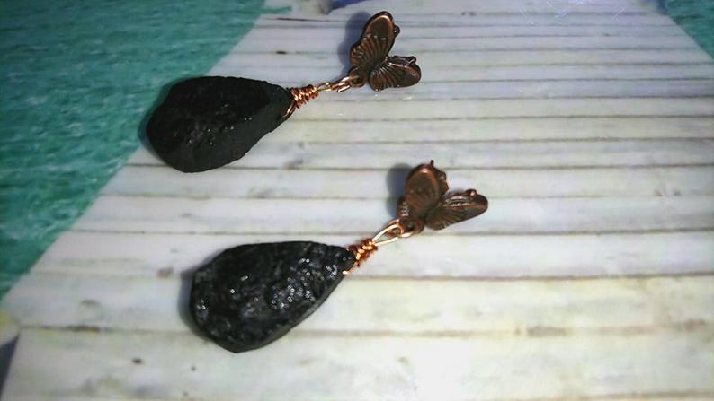 Boucles d'oreilles cuivre papillons pierres de tourmalines noires brutes image 2