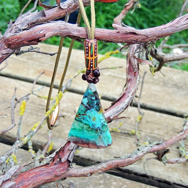 Collier cuir "Au centre de la terre" Chrysocolle 65 / 37mm perle de verre africaine recyclée et graines