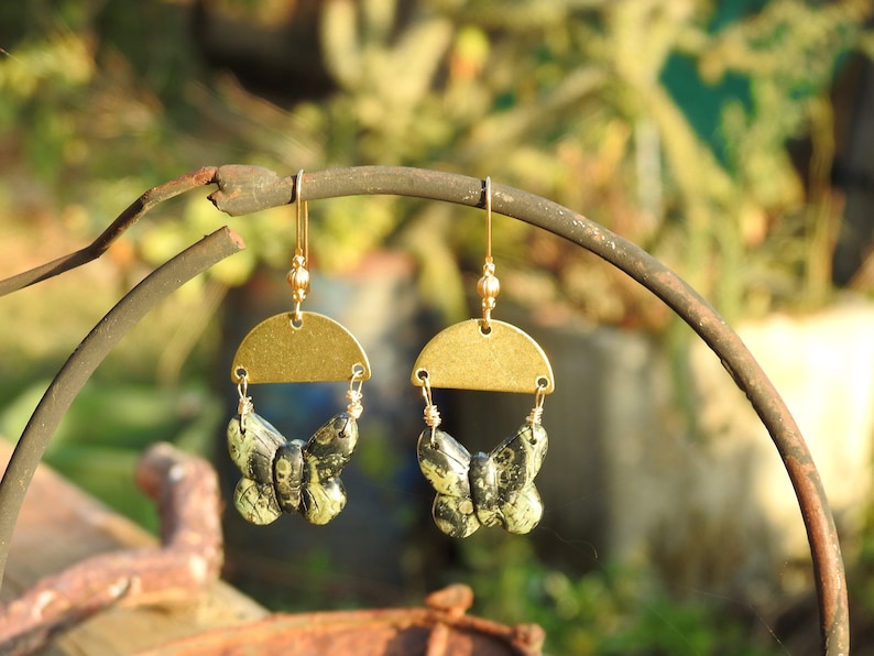 Boucles d'oreilles crochets dorés papillons en jaspe orbiculaire rhyolite, jaspe des forêts ou jaspe Kambala image 3