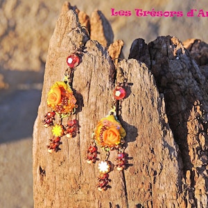 Boucles d'oreilles brodées sur de la soie de Sary Roses clementines image 1