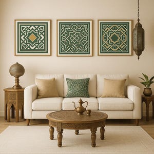 Peut inclure: Trois impressions d'art géométriques vertes et dorées encadrées sont accrochées au-dessus d'un canapé blanc avec des coussins beiges. Une table basse et des tables d'appoint en bois sculpté complètent le décor. Une théière en laiton et une lampe décorative ajoutent à l'esthétique de la pièce.