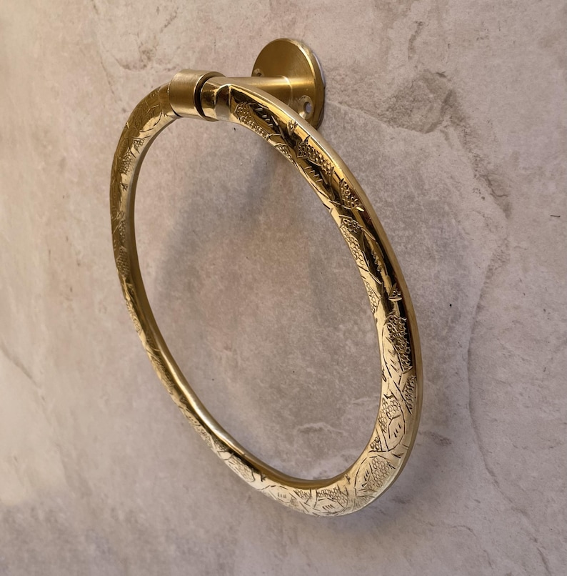 Pu&ograve; includere: Un portasciugamani color oro con un ornato disegno floreale inciso. L'anello &egrave; circolare e montato su una base rotonda. L'apparecchio &egrave; in metallo ed &egrave; progettato per essere montato a parete.