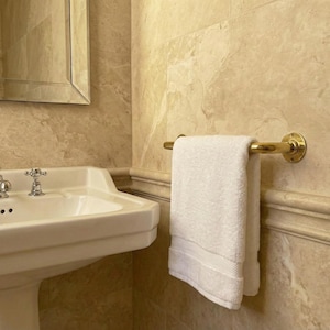 Portasciugamani in ottone non laccato fatto a mano, mobiletto da bagno vintage personalizzato