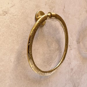 Pu&ograve; includere: Un anello portasciugamani dorato con un motivo floreale ornato. L'anello &egrave; montato su una base circolare e fissato al muro. Il design &egrave; visibile sulla superficie dell'anello, aggiungendo un elemento decorativo all'apparecchio del bagno.
