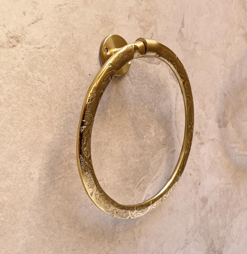 Pu&ograve; includere: Un anello portasciugamani dorato con un motivo floreale ornato. L'anello &egrave; montato su una base circolare e fissato al muro. Il design &egrave; visibile sulla superficie dell'anello, aggiungendo un elemento decorativo all'apparecchio del bagno.