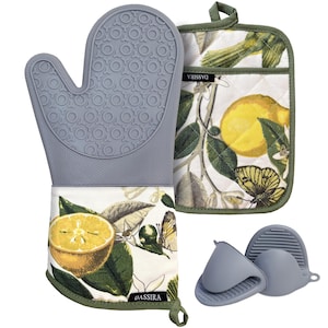 Pode incluir: Um conjunto de luva de forno e pegador de silicone cinza com estampa de limão e borboleta. O conjunto inclui duas pequenas luvas de silicone cinza. A luva de forno tem um padrão de aderência texturizado. A marca "Dassira" está presente.