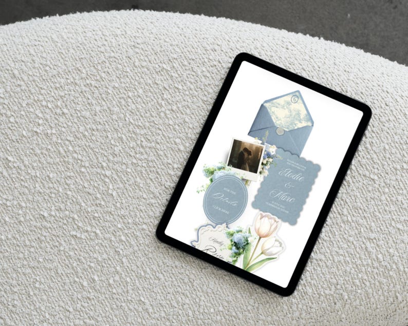 Op de afbeelding: Een digitale tablet met een trouwkaartenset bestaande uit een blauwe envelop, een polaroidfoto, bloemillustraties en de tekst Elodie & Marc. Het ontwerp bevat geschulpte randen, zachte blauwe tinten en afbeeldingen van tulpen.