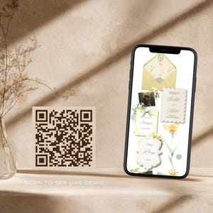 Może przedstawiać: Smartfon wyświetlający cyfrowy zestaw zaproszeń ślubnych z ż&oacute;łtymi kopertami, kwiatowymi akcentami i tekstem Elodie & Marc, obok kwadratowego kodu QR z napisem SCAN TO SEE LIVE DEMO wydrukowanym poniżej na neutralnej powierzchni.