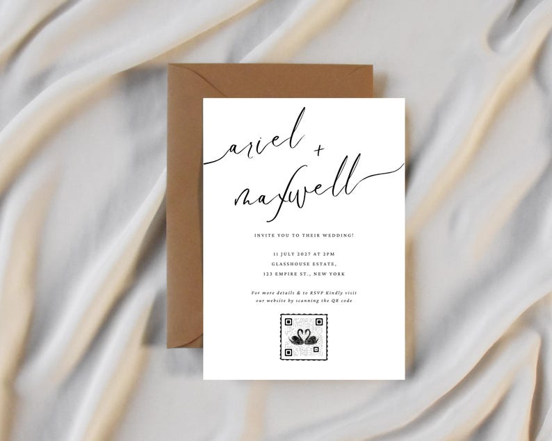 Puede incluir: Una invitaci&oacute;n de boda blanca con escritura negra, con los nombres "Ariel + Maxwell". La invitaci&oacute;n incluye detalles del evento y un c&oacute;digo QR, sobre un sobre marr&oacute;n y un fondo de tela color crema.