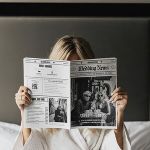 Puede incluir: Una persona sostiene un peri&oacute;dico en blanco y negro titulado "Wedding News". El peri&oacute;dico presenta art&iacute;culos e im&aacute;genes relacionados con bodas. La persona lleva una bata blanca y est&aacute; sentada en una cama.