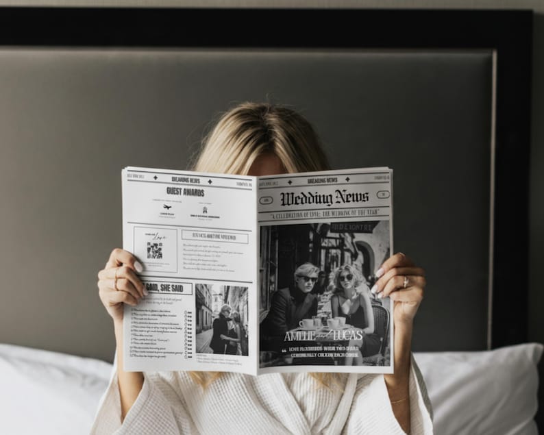 Puede incluir: Una persona sostiene un peri&oacute;dico en blanco y negro titulado "Wedding News". El peri&oacute;dico presenta art&iacute;culos e im&aacute;genes relacionados con bodas. La persona lleva una bata blanca y est&aacute; sentada en una cama.