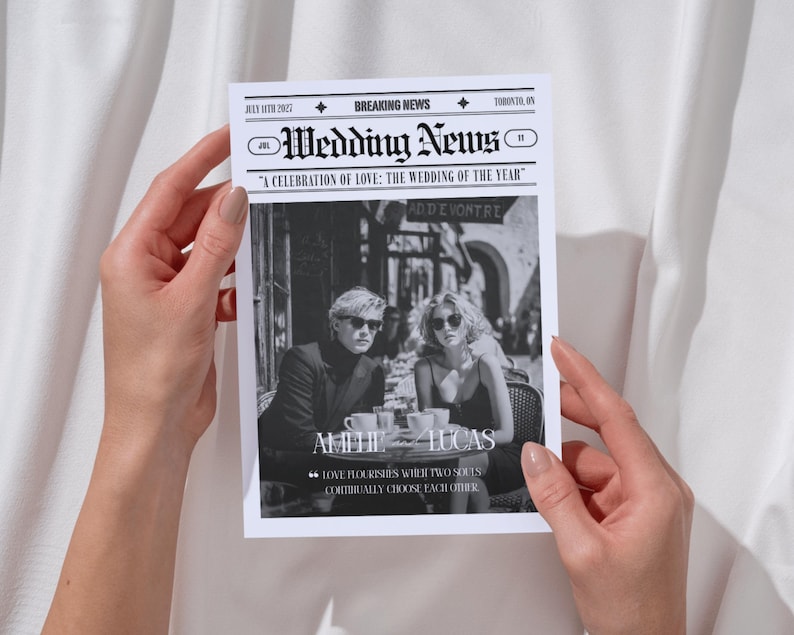 Puede incluir: Un anuncio de boda en blanco y negro sostenido por una persona. El titular dice "Wedding News" con el texto "A CELEBRATION OF LOVE: THE WEDDING OF THE YEAR". El anuncio presenta una foto de una pareja y los nombres "AMILIE LUCAS."