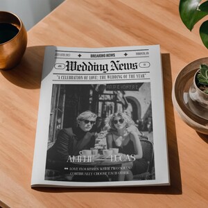 Puede incluir: Un peri&oacute;dico de bodas con el titular "Wedding News" y el texto "A Celebration of Love: The Wedding of the Year". El peri&oacute;dico presenta una foto en blanco y negro de una pareja y los nombres "AMI" y "LUCAS".