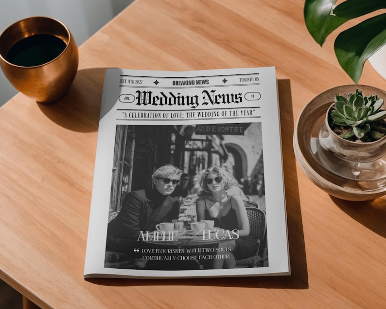 Puede incluir: Un peri&oacute;dico de bodas con el titular "Wedding News" y el texto "A Celebration of Love: The Wedding of the Year". El peri&oacute;dico presenta una foto en blanco y negro de una pareja y los nombres "AMI" y "LUCAS".