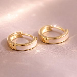 Pärlemor-örhängen med huggie-ring, rostfria ringar, vita snäckskalsinlägg, minimalistiska, nätt örhängen, present till henne