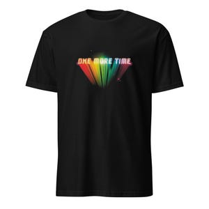 Peut inclure: T-shirt noir avec l'inscription "ONE MORE TIME" dans un dégradé arc-en-ciel. Le graphisme présente une explosion de lumière colorée et stylisée, avec des teintes rouges, oranges, jaunes, vertes et bleues.