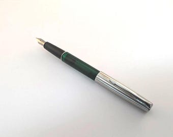 Pluma estilográfica Parker Frontier – Verde esmeralda, capuchón de acero cepillado, fabricada en EE. UU.