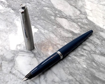 Pluma estilográfica Parker 45 – Azul medianoche – Plumín de acero mediano – Fabricada en Inglaterra (1984)