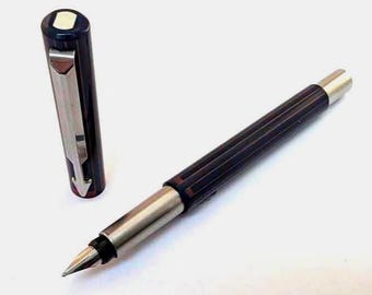 Pluma estilográfica Parker Vector – Rayas rojas y azules – Fabricada en el Reino Unido (1989) – Plumín mediano