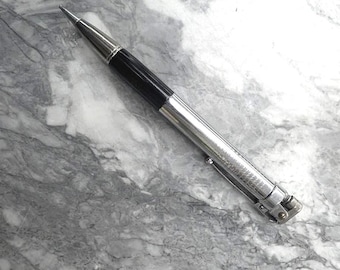 Pluma encendedora antigua de la década de 1920 con forma de campana – Cuerpo cromado con acabado torneado – Combinación de pluma y encendedor de cigarrillos