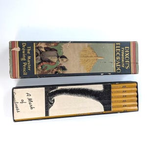 Op de afbeelding: Een vintage Dixon's Eldorado Typhonite tekenpotlodenset. Het deksel toont een ridderillustratie en de tekst The Master Drawing Pencil. De onderste lade bevat gele potloden met de opdruk A Mark of Greatness op de verpakking.