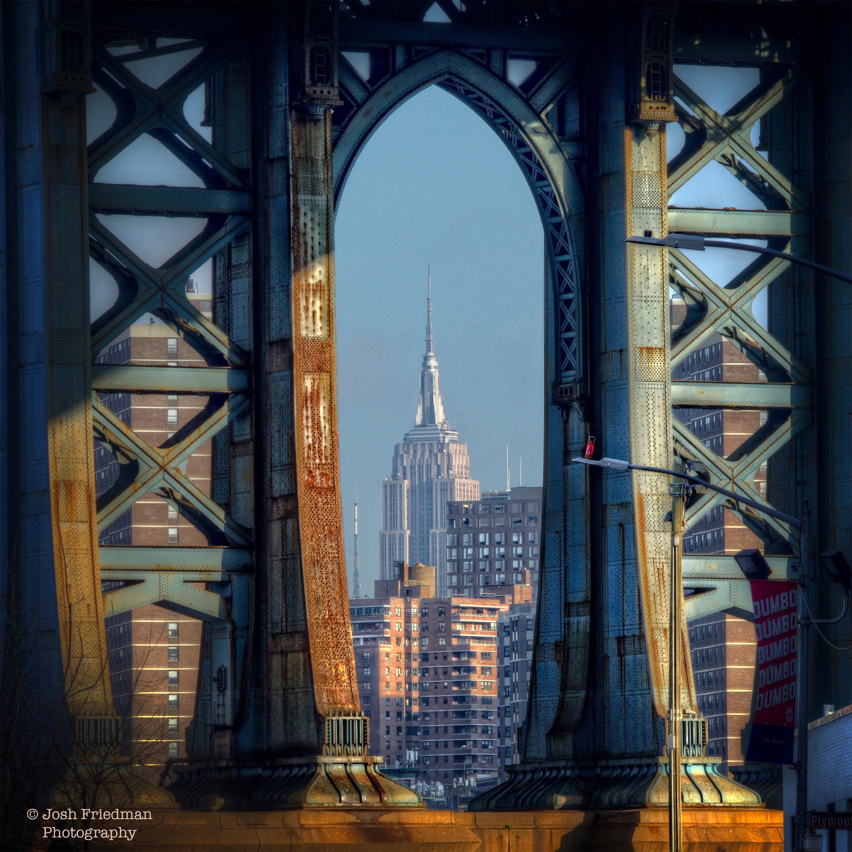 マンハッタン橋越しのエンパイアステートビルの写真