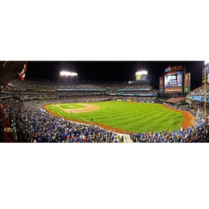 Puede incluir: Una vista nocturna de un estadio de béisbol con una gran multitud de personas. El estadio está iluminado con luces brillantes y el campo es verde. El marcador muestra "Citi Field" y el marcador de un partido de béisbol.