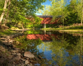 Puente cubierto de Frankenfield Fotografía de paisaje primaveral Condado de Bucks Pensilvania Fotografía en color Árboles verdes Punto Reflexión agradable