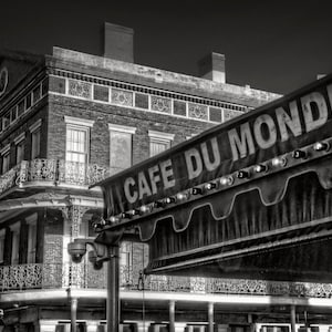Cafe Du Monde La Nouvelle-Orléans Photographie en noir et blanc Photographie Prise de vue en extérieur Quartier français Auvent Personnes Sans personnage Stand à café du quartier français Decatur Street Louisiane Blog gettyimages.ae