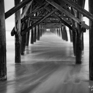 Myrtle Beach Cherry Grove Anglerpier Schwarzweiß-Fotografie Südcarolina Fotografie Atlantik Ätherischer Zen in Bewegung