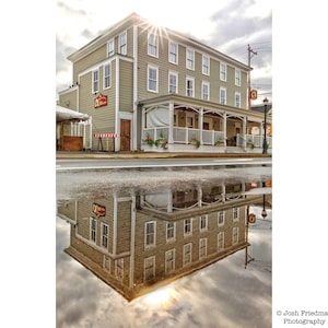 Reflejo en la fotografía de Yardley, Continental Tavern, condado de Bucks, Pensilvania, amanecer, charco, fotografía de Main Street, arquitectura colonial
