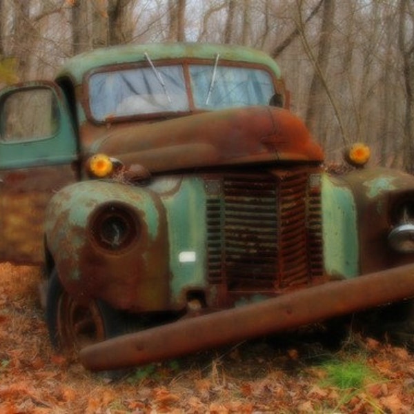 Rusty Old Green International Truck Fotografía en color Fotografía de paisaje otoñal Rústico Shabby Bucks County Pensilvania Pasado su mejor momento