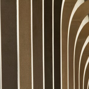 Puede incluir: Diseño arquitectónico abstracto que presenta una serie de paneles de hormigón curvos y blancos que crean un patrón repetitivo de arcos.