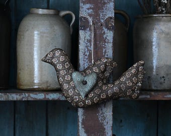 Oiseau en tissu d'art populaire primitif fait main, oiseau brun suspendu avec coeur bleu