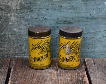 Boîtes à épices anciennes, moulins à épices Sultana pour gingembre et cannelle, boîte alimentaire moutarde/dorée