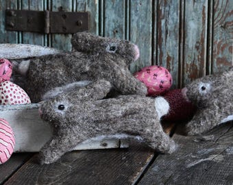 Replié de Pâques en feutre de laine sautant fait main, décoration rustique de lapin de Pâques en laine