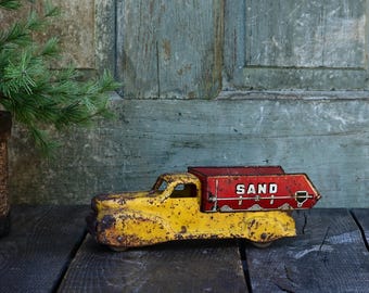 Camion de sable vintage Marx en acier embouti, camion de gravier jaune et rouge, roues en bois