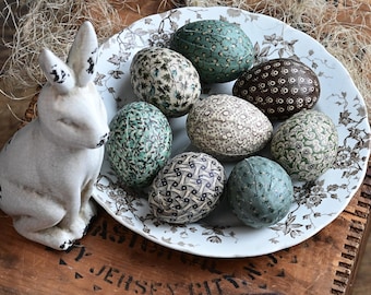 Rembourrage de bols d'oeufs de Pâques verts et bruns, décoration printanière, oeufs recouverts de tissu