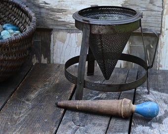 Passoire, tamis conique en métal rustique vintage avec pilon en bois, pilon à baies