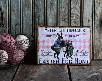 Panneau en bois rustique avec oeuf de Pâques et lapin