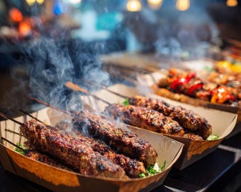 Foto de kebabs ahumados a la parrilla / Comida callejera a la barbacoa, uso comercial (PNG)