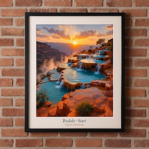 Può includere: Stampa artistica digitale incorniciata con un paesaggio di piscine e cascate turchesi. L'opera raffigura un tramonto con un cielo arancione e giallo. La stampa è etichettata "Badab e Surt, Digital Download."