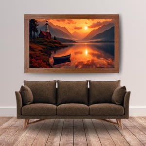 Può includere: Un dipinto paesaggistico incorniciato raffigura una serena scena lacustre al tramonto. L'opera presenta un faro, una piccola barca e montagne sotto un cielo arancione. Il dipinto è esposto sopra un divano marrone con gambe in legno, creando un'atmosfera calda.