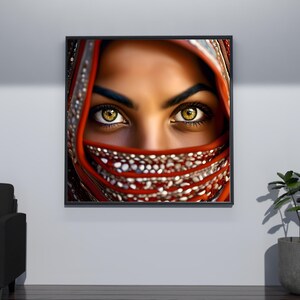 以下が含まれることがあります： 女性の目のクローズアップを特徴とする額入りのプリント。女性の目は、暗い眉毛に囲まれた、印象的な金色がかった緑色をしています。彼女は赤と白の模様のスカーフで部分的に覆われています。アートワークは白い壁に表示されています。